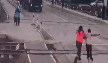 Дежурная по переезду спасла девушку от гибели под колесами поезда (видео)